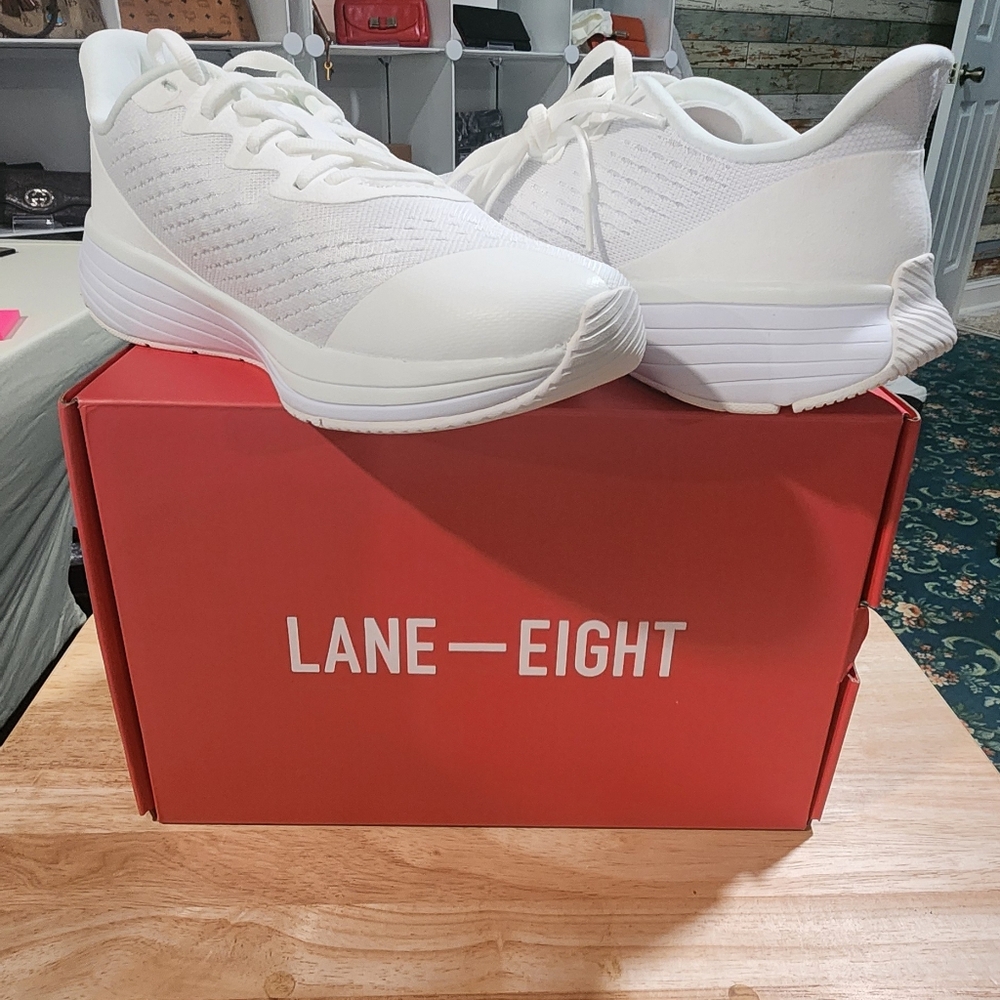 NIB Lane-Eight tennis shoes